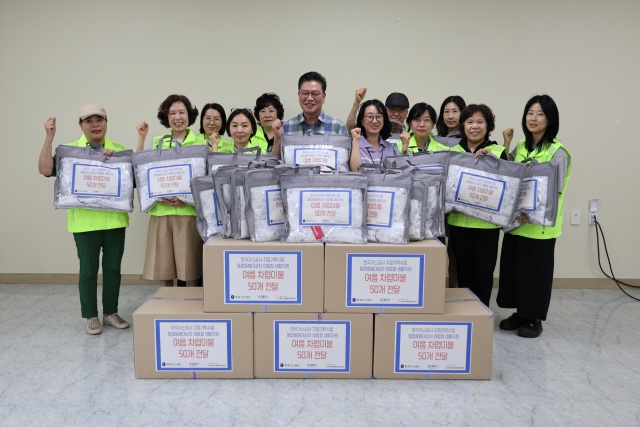 ▲ 화성시나래울종합사회복지관이 통합돌봄 대상자의 안전한 여름나기를 위한 여름이불을 전달하고 있다ⓒ화성시 제공