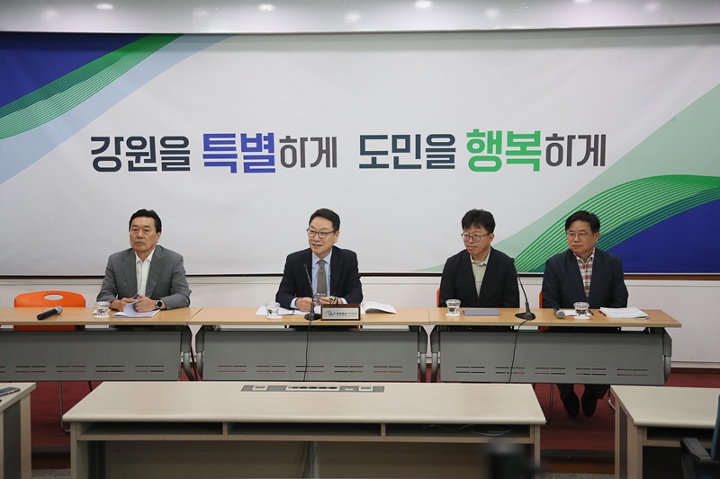 ▲ 민선 9기 강원특별도자치도지사직 인수위원회가 2일 오후 2시 도청 본관 1층 브리핑룸에서 분과별 업무보고 진행 상황과 향후 계획 등을 발표했다. ⓒ강원특별자치도