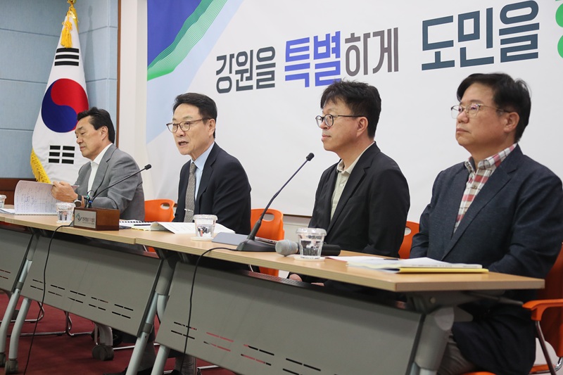 ▲ 민선 9기 강원특별도자치도지사직 인수위원회가 2일 오후 2시 도청 본관 1층 브리핑룸에서 분과별 업무보고 진행 상황과 향후 계획 등을 발표했다. ⓒ강원특별자치도