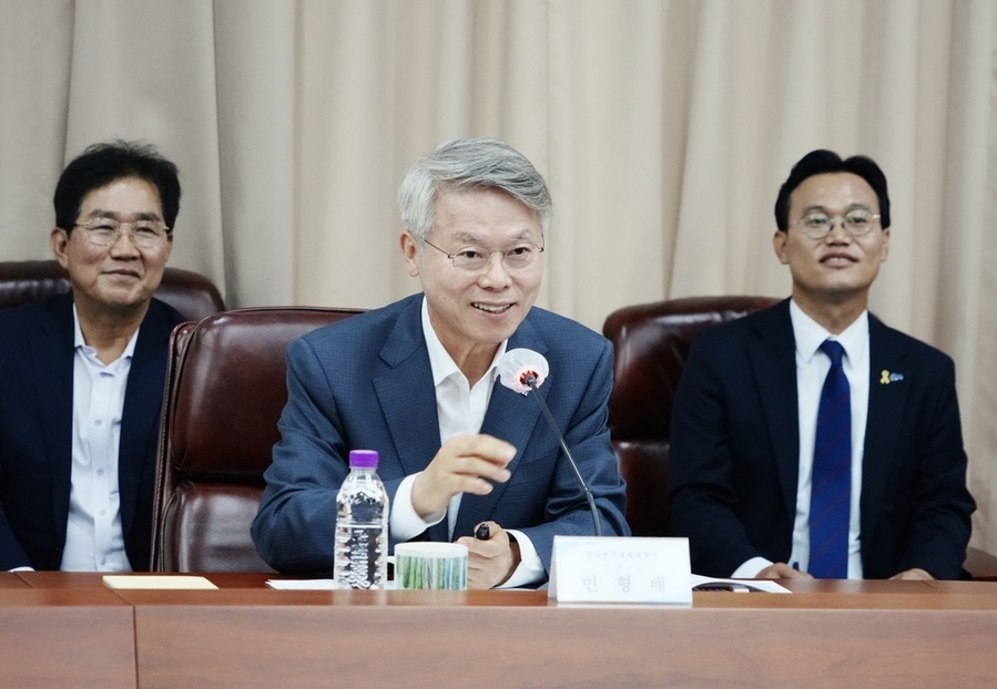 ▲ 민형배 전남광주통합특별시장이 2일 나주 한국전력공사를 방문해 여름철 전력수급 대응체계 및 반도체 전력공급방안 등을 논의하고 있다.ⓒ전남광주통합특별시 제공