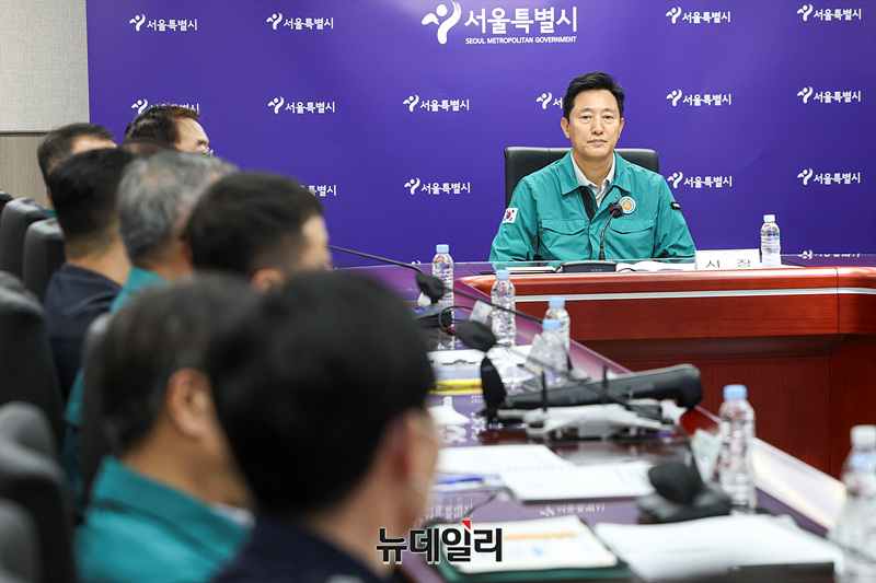 ▲ 오세훈 서울시장이 지난 2024년 서울 중구 서울시청 충무기밀실에서 을지연습 최초 상황 보고를 받고 있다. ⓒ뉴데일리DB