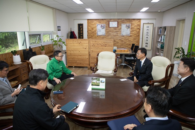 ▲ 김중남 강릉시장이 민선 9기 출범과 함께 2일 동부지방산림청을 비롯한 관내 주요 유관기관을 차례로 방문하며 지역 발전을 위한 본격적인 소통 행보에 나섰다. ⓒ강릉시