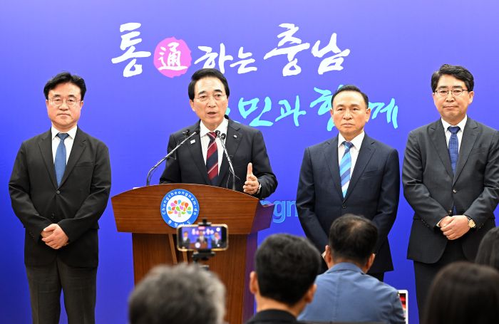 ▲ 박수현 충남도지사가 2일 충남도청 브리핑룸에서 민선 9기 출범 후 첫 기자회견을 열고 정무·정책 분야 핵심 참모진을 소개하고 있다. 왼쪽부터 최재용 정책수석 내정자, 박수현 충남도지사, 구본형 정무부지사 내정자, 맹정호 정무수석 내정자.ⓒ충남도