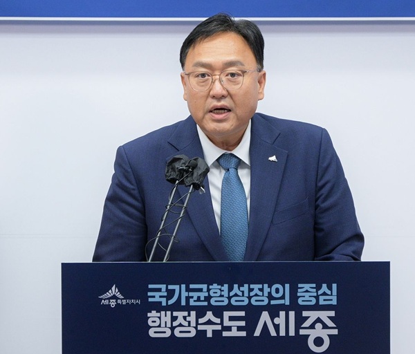 ▲ 조상호 세종시장이 2일 시청 정음실에서 취임 후 첫 기자회견을 열고 시정 5기 운영 방향과 삼성전기 8조 원 투자유치 성과, 행정수도 완성 및 경제자족도시 실현 계획을 발표하고 있다.ⓒ세종시