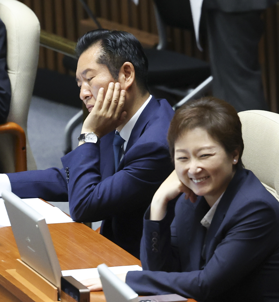 ▲ 더불어민주당 정청래 대표와 이언주 의원이 지난달 18일 국회 본회의에 참석한 모습. ⓒ뉴시스