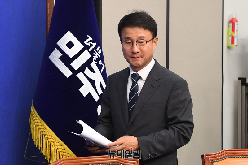 ▲ 한병도 더불어민주당 대표 직무대행 겸 원내대표가 지난 1일 국회에서 열린 최고위원회의에 참석하는 모습. ⓒ이종현 기자