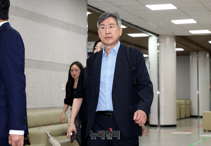 ▲ 12·3 비상계엄에 가담한 혐의를 받는 김종욱 전 해양경찰청장이 3일 오전 서울 서초구 서울중앙지방법원에서 열린 구속 전 피의자 심문(영장실질심사)에 출석하고 있다. ⓒ정상윤 기자