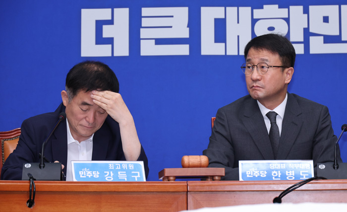 ▲ 한병도(오른쪽) 더불어민주당 대표 직무대행 겸 원내대표와 강득구 더불어민주당 최고위원이 지난달 29일 국회에서 열린 최고위원회의에 참석한 모습. ⓒ뉴시스
