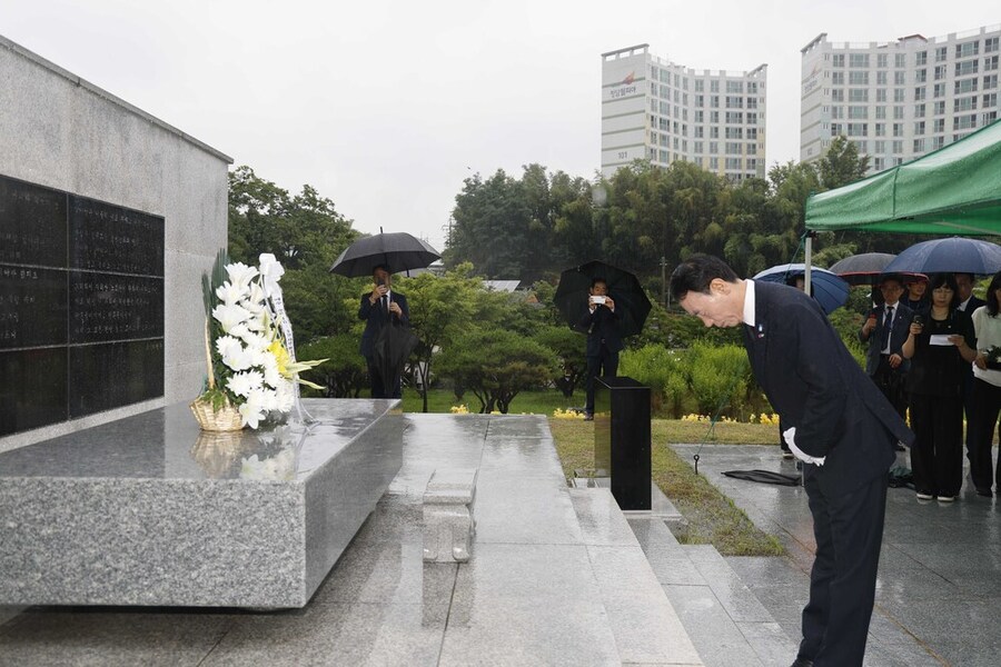 ▲ 장길선 구례군수는 여순10․19항쟁 구례위령탑 참배로 민선9기 임기 시작ⓒ전남광주통합특별시 구례군 제공