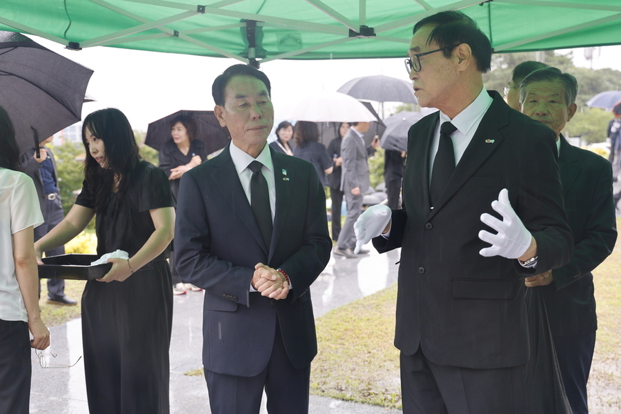 ▲ 장길선 구례군수는 여순10․19항쟁 구례위령탑 참배로 민선9기 임기 시작_좌측부터 장길선 구례군수, 이규종 여순10·19사건 구례유족회 회장ⓒ전남광주통합특별시 구례군 제공