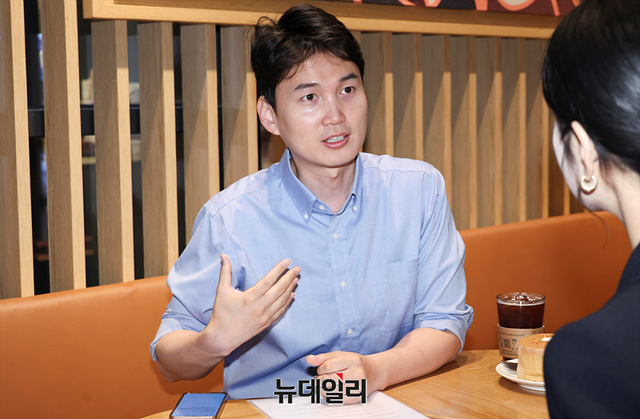 ▲ 박은식 전 국민의힘 비상대책위원이 지난 3일 서울 강북구 수유동의 한 카페에서 뉴데일리와 만나 인터뷰하는 모습. ⓒ서성진 기자