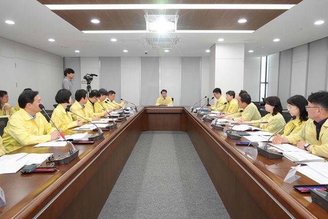 ▲ 춘천시가 3일 시청 중회의실에서 육동한 시장 주재로 '2026년 여름철 재난 및 안전관리 종합대책 보고회'를 열고 부시장과 재난안전담당관, 관련 부서장들이 참석한 가운데 부서별 여름철 재난 대응계획을 점검했다. ⓒ춘천시