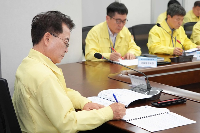 ▲ 춘천시는 재난안전상황실 24시간 운영과 재난안전대책본부 비상근무체계를 유지하고, 기상특보에 따른 선제 대응을 강화하기로 했다. 특히 인명피해 우려지역 13곳과 급경사지 393곳에 대한 사전점검을 실시하고, 주민대피지원단 운영과 현장 중심 교육·훈련을 통해 재난 발생 시 신속한 대피와 초기 대응 역량을 높일 계획이다. ⓒ춘천시