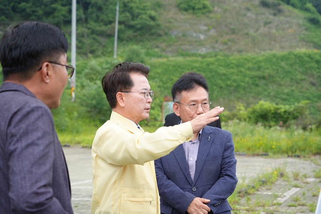 ▲ 이날 육동한 시장은 보고회를 마치고 동산면 원창저수지를 찾아 한국농어촌공사 관계자들과 함께 저수지 운영 현황과 집중호우 대비 관리 상황을 점검했다. 이 자리에서 제방과 주요 시설물을 둘러보고 여름철 집중호우에 대비한 안전관리 실태와 비상 대응체계를 직접 확인했다. ⓒ춘천시