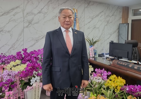 ▲ 이용우 부여군수는 3일 본지와 가진 기자회견에서 ‘재정 정상화’와 ‘경제 대전환’을 군정의 양대 축으로 제시하며 “지속 가능한 부여는 건전한 재정과 살아나는 지역경제 위에서 완성된다”고 밝혔다. ⓒ김경태기자