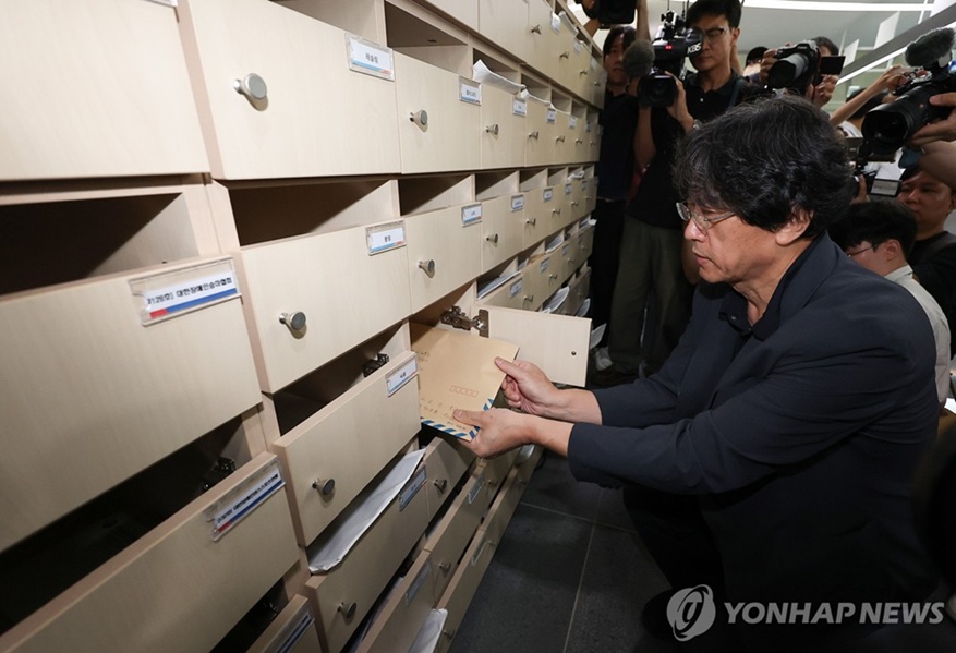 ▲ 김동연 배재학당총동창회 39대 회장이 3일 대한야구소프트볼협회가 위치한 서울 송파구 올림픽회관에서 스타벅스 응원 논란과 관련해 배재고 학생들의 선처를 바라는 탄원서를 제출하고 있다.ⓒ연합뉴스
