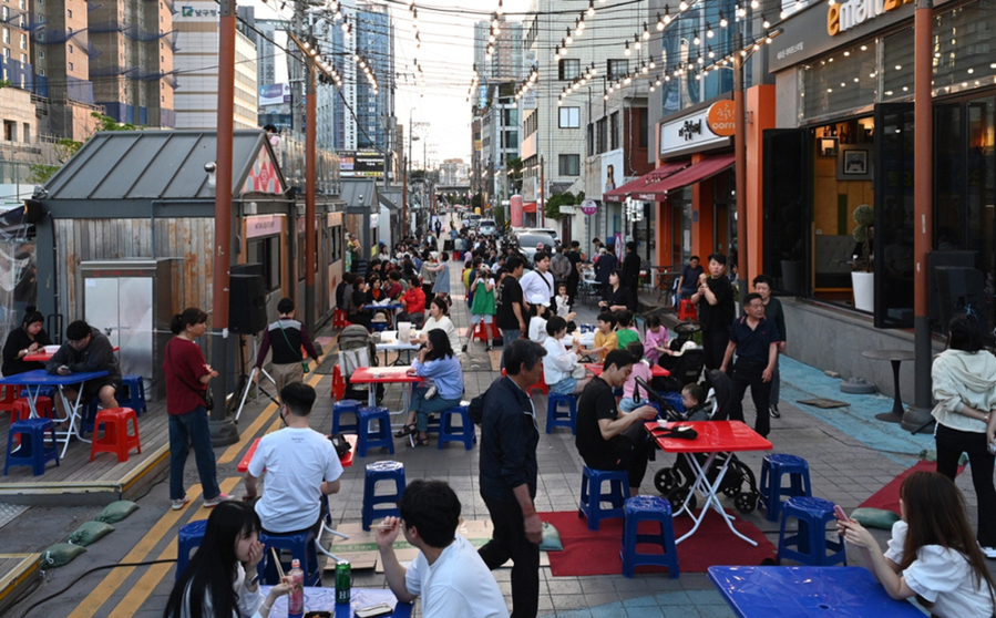 ▲ 전남광주통합특별시 남구는 도시재생 사업으로 조성한 백운광장 스트리트 푸드존에서 특별 주말 프로그램을 선보인다.ⓒ전남광주통합특별시 남구청 제공
