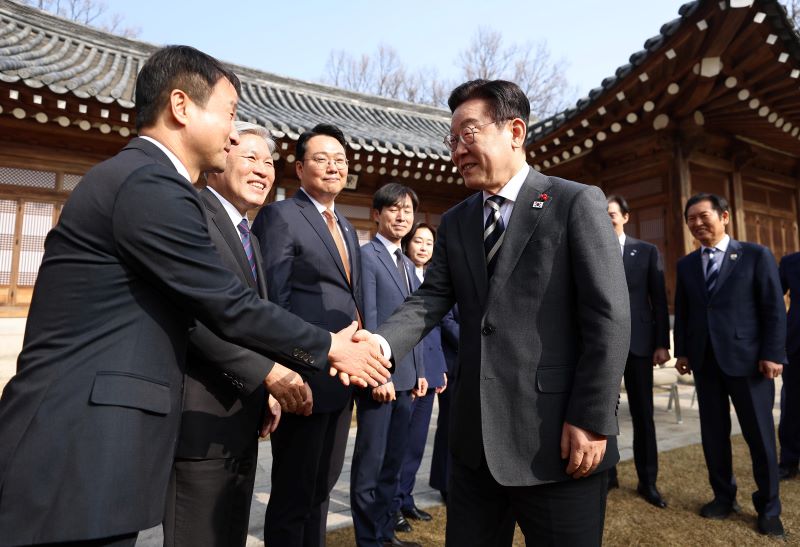 ▲ 이재명 대통령이 지난 1월 16일 청와대 상춘재에서 열린 정당 지도부 초청 오찬에서 한병도 더불어민주당 원내대표와 인사하는 모습. ⓒ뉴시스