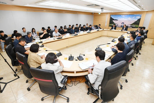 ▲ 김세훈 화천군수가 3일 군청에서 취임 후 첫 주요업무 보고회의를 주재했다. 김군수는 이날 고령자와 취약주민을 위한 기본소득 지급 준비, 화천토마토축제, 붕어섬 물놀이장 재개장, 조직개편 준비 등 당면 현안에 대한 철저한 준비와 면밀한 검토를 지시했다. ⓒ화천군