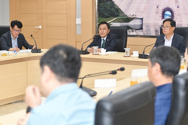▲ 김세훈 화천군수가 3일 군청에서 취임 후 첫 주요업무 보고회의를 주재했다. 김군수는 이날 고령자와 취약주민을 위한 기본소득 지급 준비, 화천토마토축제, 붕어섬 물놀이장 재개장, 조직개편 준비 등 당면 현안에 대한 철저한 준비와 면밀한 검토를 지시했다. ⓒ화천군