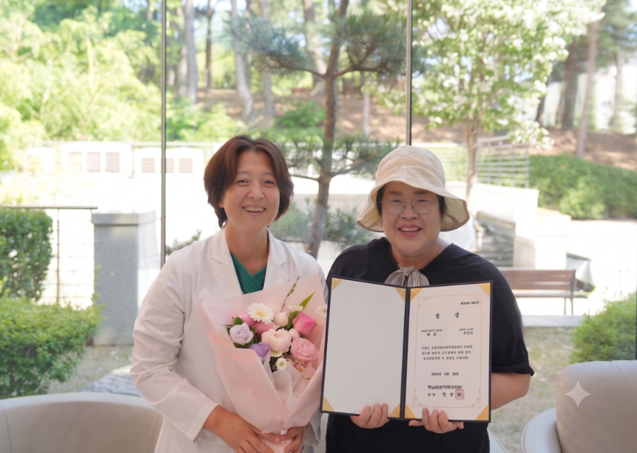 ▲ 왼쪽부터 이온복 유방외과 과장, 대상 수상자 박경자씨.ⓒ동남권원자력의학원