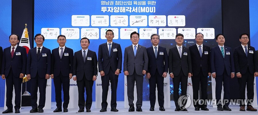▲ 이재명 대통령이 3일 경남 진주시에서 열린 영남권 첨단산업 발전비전 국민보고회에서 투자협약식이 끝난 뒤 참석자들과 기념촬영을 하고 있다.(왼쪽부터) 추경호 대구시장, 전재수 부산시장, 정연인 두산에너빌리티 부회장, 노태문 삼성전자 대표이사 사장, 김동관 한화그룹 부회장, 이재명 대통령, 장재훈 현대차그룹 부회장, 정재헌 SK텔레콤 대표이사 사장, 문혁수 LG이노텍 사장, 구윤철 부총리 겸 재정경제부 장관, 배경훈 부총리 겸 과기정통부 장관ⓒ연합뉴스