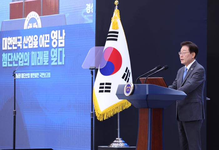 ▲ 이재명 대통령이 3일 경남 진주에서 열린 영남권 첨단산업 발전 비전 국민보고회에서 축사를 하고 있다. ⓒ뉴시스