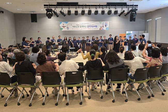 ▲ 참가자들은 서울사이버대학 교수진과 재학생 및 졸업생 30명이 연주하는 음악 감상과 타악기·선율악기 연주 체험으로 스트레스를 해소했다. 전제만 이사장은 