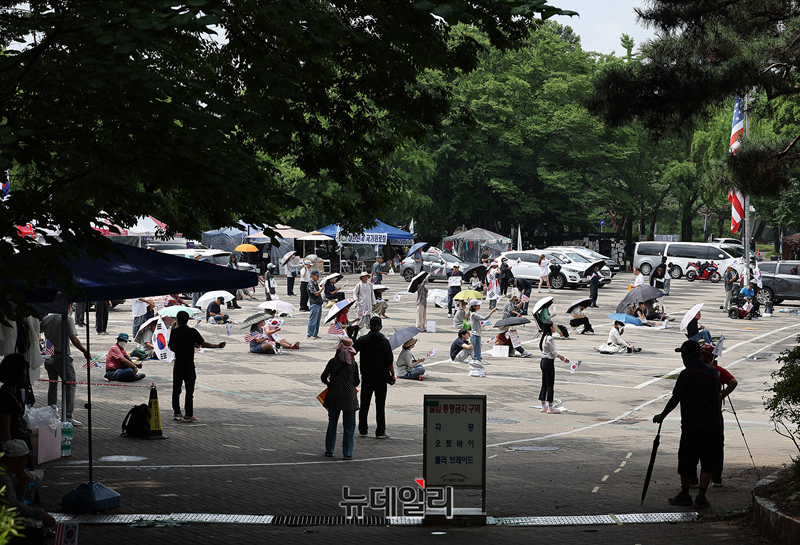 ▲ 6·3 지방선거 투표용지 부족 사태로 촉발된 잠실 개표소 집회 참가자들이 3일 오전 서울 송파구 올림픽공원 핸드볼경기장 인근에서 구호를 외치고 있다. 전날 국회 국조특위는 현장을 방문해 투표함 보관상태를 확인했다. ⓒ정상윤 기자