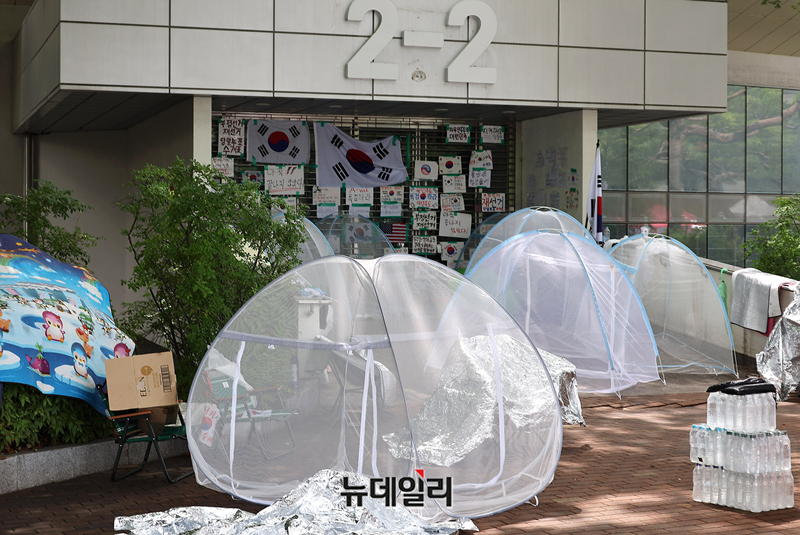 ▲ 6·3 지방선거 투표용지 부족 사태로 촉발된 잠실 개표소 집회 참가자들이 3일 오전 서울 송파구 올림픽공원 핸드볼경기장 인근에서 구호를 외치고 있다. 전날 국회 국조특위는 현장을 방문해 투표함 보관상태를 확인했다. ⓒ정상윤 기자