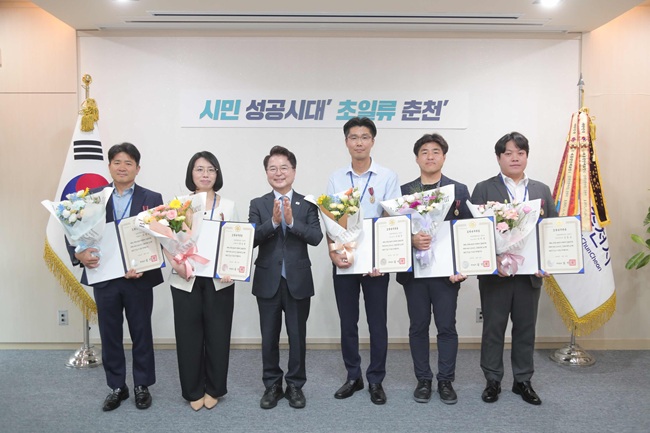 ▲ 육동한 춘천시장이 지난 2일 시청 접견실에서 2026년 상반기 모범공무원 시상식을 열고 조영배·한상영·이용주·이기식·신동녘 공무원에게 모범공무원상을 수여했다. ⓒ춘천시