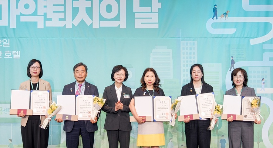 ▲ 덕성여대 약대 한은영 교수(왼쪽에서 4번째)가 국무총리 표창을 받고 다른 수상자들과 기념사진을 찍고 있다.ⓒ덕성여대