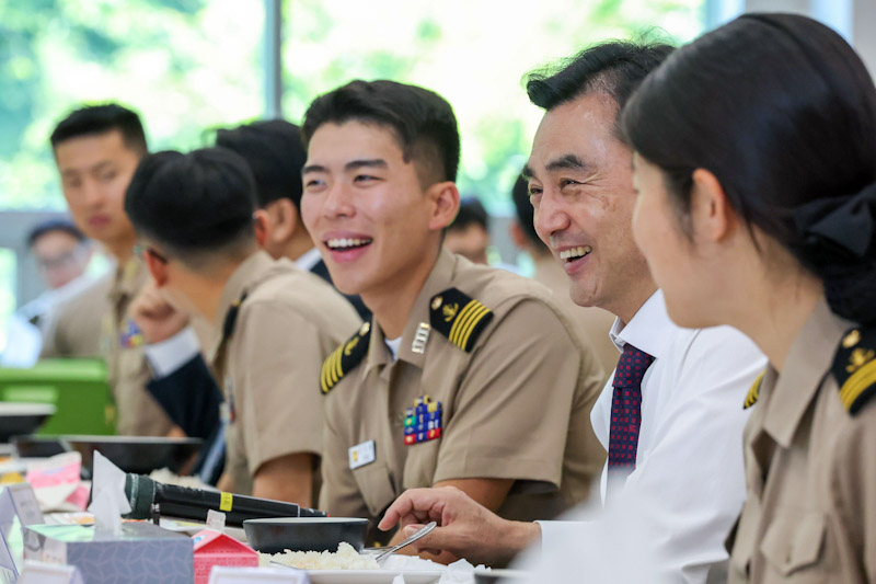 ▲ 안규백 국방부 장관이 지난달 10일 경남 창원시 진해 해군사관학교를 방문해 생도들과 오찬을 하는 모습. ⓒ국방부 제공