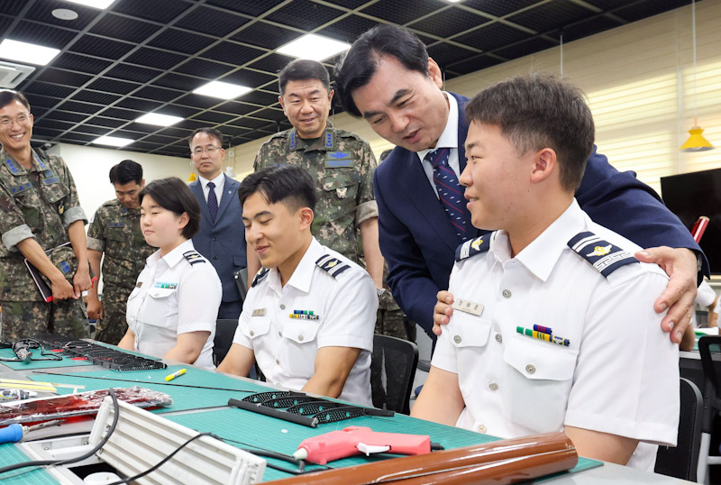 ▲ 안규백 국방부 장관이 지난달 15일 공군사관학교를 방문해 공군사관생도들을 격려하는 모습. ⓒ국방부 제공