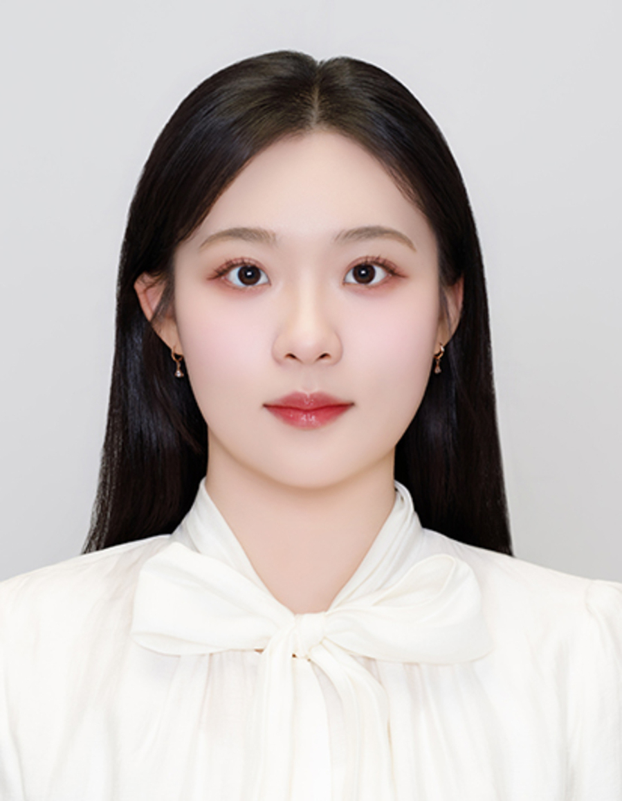 ▲ 장성군 장학생 출신인 이수아 씨가 교사 임용 후 첫 월급을 (재)장성장학회에 기탁했다.ⓒ전남광주통합특별시 장성군 제공