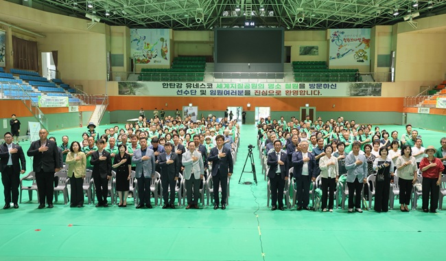 ▲ (사)철원군 새마을회가 지난 3일 철원군 실내체육관에서 '제16회 철원군 새마을의 날 기념식 및 철원사랑·철원가꾸기 실천 다짐대회'를 개최했다. 이날 행사에는 김동일 철원군수, 한기호 국회의원, 새마을지도자, 관내 사회단체장, 관계 공무원 등이 참석해 지역사회 발전을 위해 적극 협력할 것을 다짐했다. ⓒ철원군