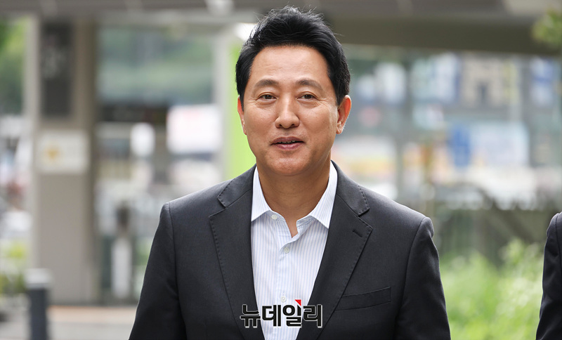 ▲ 오세훈 서울시장이 지난 3일 오후 서울 강서구 마곡미술길을 향해 이동하고 있다. ⓒ서성진 기자