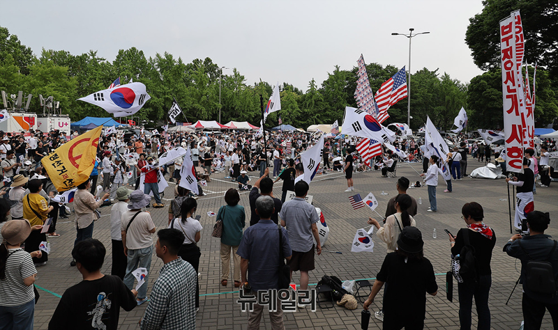 ▲ 4일 오후 서울 송파구 올림픽공원 핸드볼경기장에서 시민들이 참정권 보장을 요구하는 집회를 이어가고 있다. ⓒ배정현 기자
