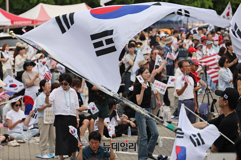 ▲ 4일 오후 서울 송파구 올림픽공원 핸드볼경기장에서 시민들이 참정권 보장을 요구하는 집회를 이어가고 있다. ⓒ배정현 기자