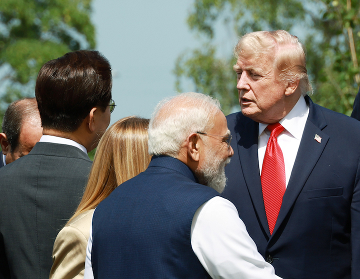 ▲ 이재명 대통령이 지난달 16일(현지 시간) 프랑스 에비앙 G7 정상회의장에서 각국 정상들과 기념촬영에 앞서 도널드 트럼프 미국 대통령과 대화하고 있다. ⓒ뉴시스