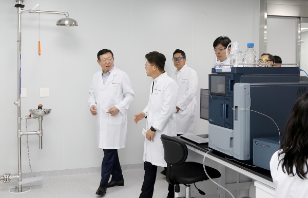 ▲ 신동빈 롯데 회장이 3일 인천 연수구에 위치한 롯데바이오로직스 송도 캠퍼스 1공장을 찾아 현장경영을 펼쳤다. 신 회장(왼쪽 첫번째)이 공장 내 연구시설을 둘러보며 생산 공정에 대한 설명을 듣고 있다.ⓒ롯데그룹