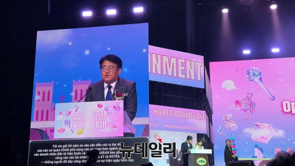 ▲ 정경석 농림축산식품부 식품산업정책관이 지난 3일 베트남 하노이 국립컨벤션센터(NCC)에서 열린 '아세안 K-푸드페어(ASEAN K-Food Fair)' 및 '2026 하노이 한류박람회(KBEE 2026 Hanoi)'에서 환영사를 하고 있다. ⓒ농림축산식품부 공동취재단