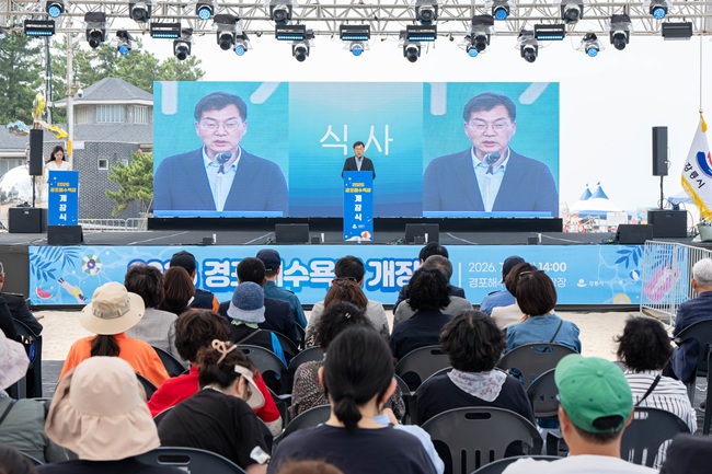 ▲ 김중남 강릉시장은 이날 개장식에서 식사를 하고 수상안전요원 선서 행사에 함께하며 관계자들을 격려했다. ⓒ강릉시