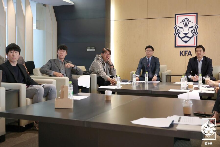 ▲ 현영민 위원장(맨 오른쪽)이 이끄는 축구협회 전력강화위원회가 차기 대표팀 감독 선임을 위한 논의를 시작했다.ⓒ대한축구협회 제공