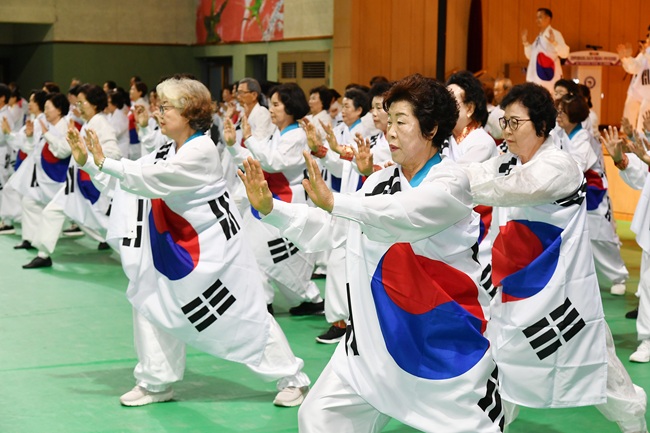 ▲ 제16회 강원특별자치도지사기 생활체육 국학기공대회 개회식이 지난 4일 화천체육관에서 김세훈 군수, 박대현 도의원, 조웅희 군의장을 비롯한 군의원, 송호관 군체육회장, 동호인들이 참석한 가운데 열렸다. ⓒ화천군