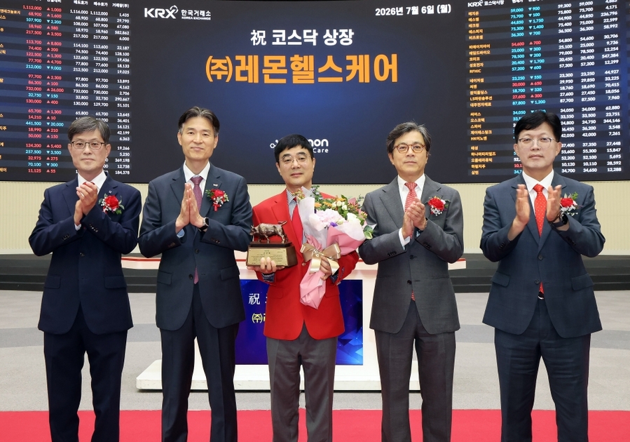 ▲ (왼쪽부터)김기경 한국IR협의회 회장, 민경욱 한국거래소 코스닥시장본부장, 홍병진 레몬헬스케어 대표, 강진두 KB증권 대표 , 안승근 코스닥협회 부회장이 6일 서울 영등포구 한국거래소에서 스마트병원 및 실손보험 청구 서비스 사업을 영위하는 레몬헬스케어의 코스닥시장 상장기념식에 참석해 기념 촬영하고 있다. ⓒ한국거래소
