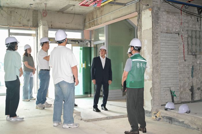 ▲ 최원철 공주시장이 최근 금성동 공공형 외국인 계절근로자 기숙사 리모델링 공사 현장을 찾아 공사 진행 상황을 점검하고 근로자 정주여건 개선과 안전 시공을 당부하고 있다.ⓒ공주시