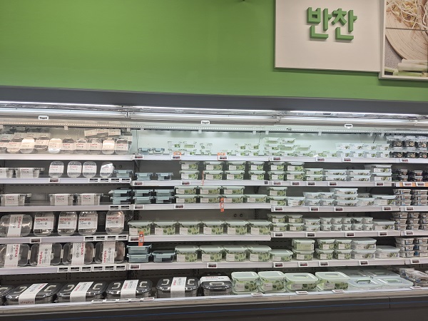 ▲ 반찬 코너 일부 진열대가 비어 있는 모습. ⓒ김보라 기자