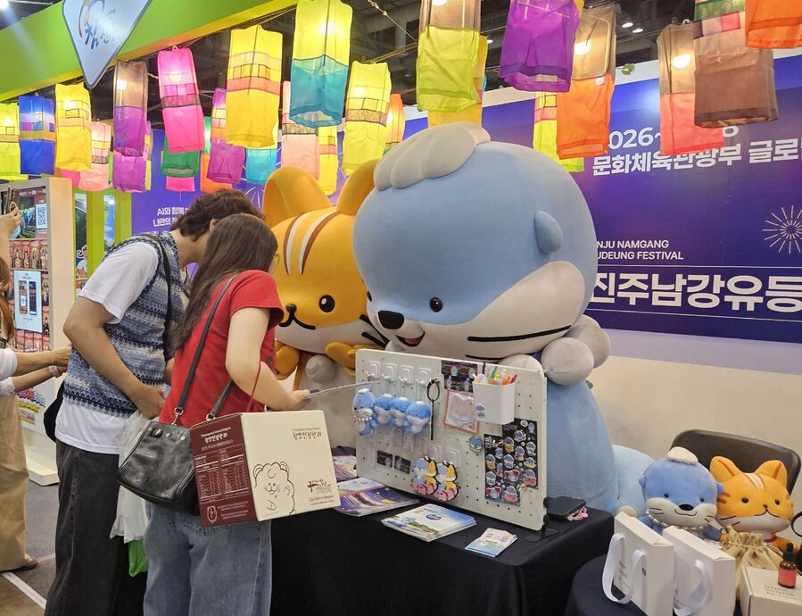 ▲ 진주시는 지난 3일부터 5일까지 3일간 경기도 고양시의 킨텍스에서 열린 ‘제11회 대한민국 국제관광박람회’에 참가해 문화체육관광부 지정 글로벌 축제인 ‘진주남강유등축제’를 비롯한 진주의 주요 관광자원을 홍보했다.ⓒ진주시