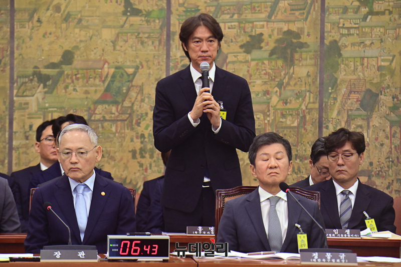 ▲ 홍명보 당시 대한민국 축구대표팀 감독이 지난 2024년 9월 24일 국회에서 열린 문화체육관광위원회의 대한축구협회 등에 대한 현안질의에서 의원 질문에 답하고 있다. ⓒ이종현 기자